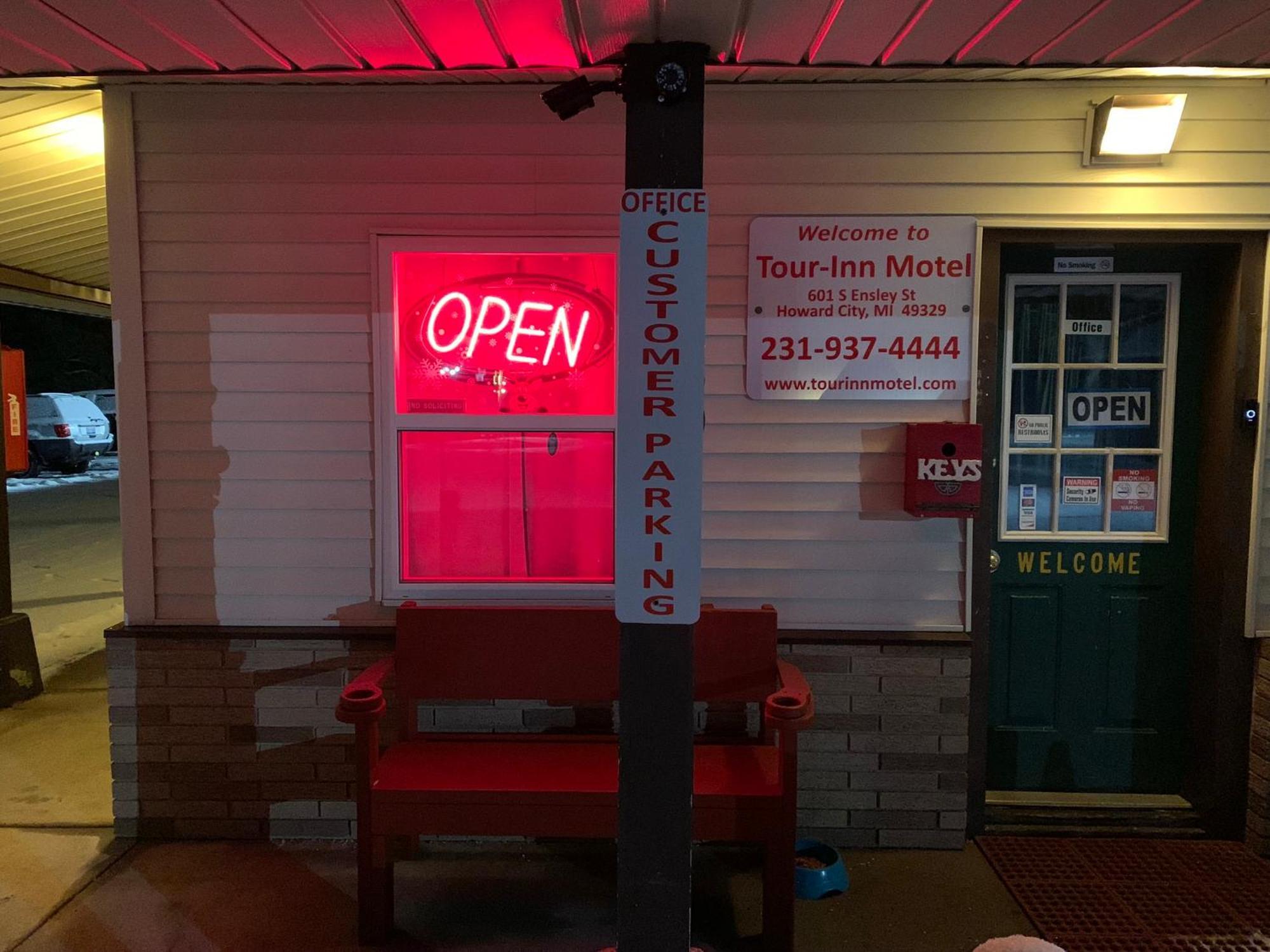 Tour Inn Motel Howard City 외부 사진